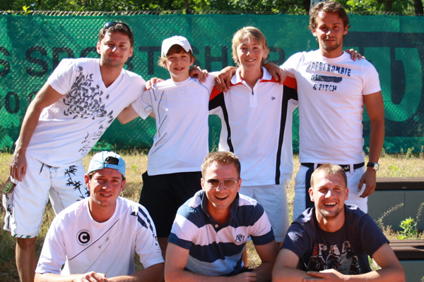 2. Herren 2011: Oben: Vladi Kuznetsov, Timo Stodder, Nici Braun, Steven Schaupp. Unten: Philipp Blank, Sascha Schoenheit, Oliver Britze. 2. Herren 2011: Oben: Vladi Kuznetsov, Timo Stodder, Nici Braun, Steven Schaupp. Unten: Philipp Blank, Sascha Schoenheit, Oliver Britze.